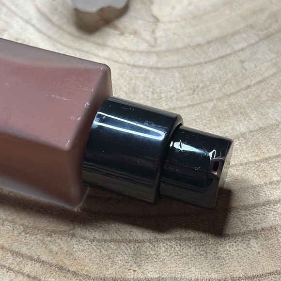 Burberry Cashmere Flawless Soft Matte Glow  Foundation Dark Cool No. 140 AS IS - Picture 6 of 6